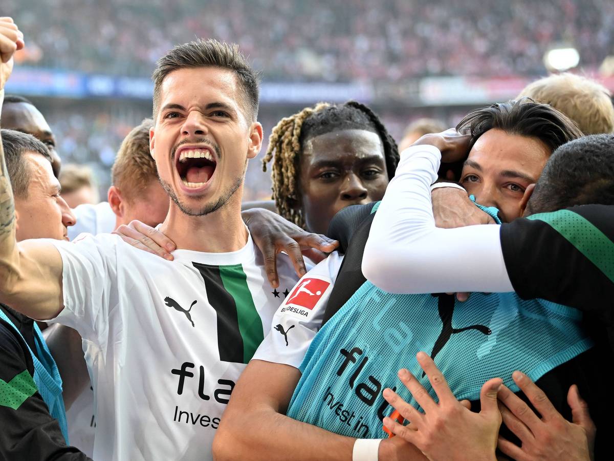 Julian Weigl (2.v.l.) jubelt mit seinen Mitspielern bei Borussia Mönchengladbach im Bundesliga-Spiel gegen den 1. FC Köln am 9. Oktober 2022.