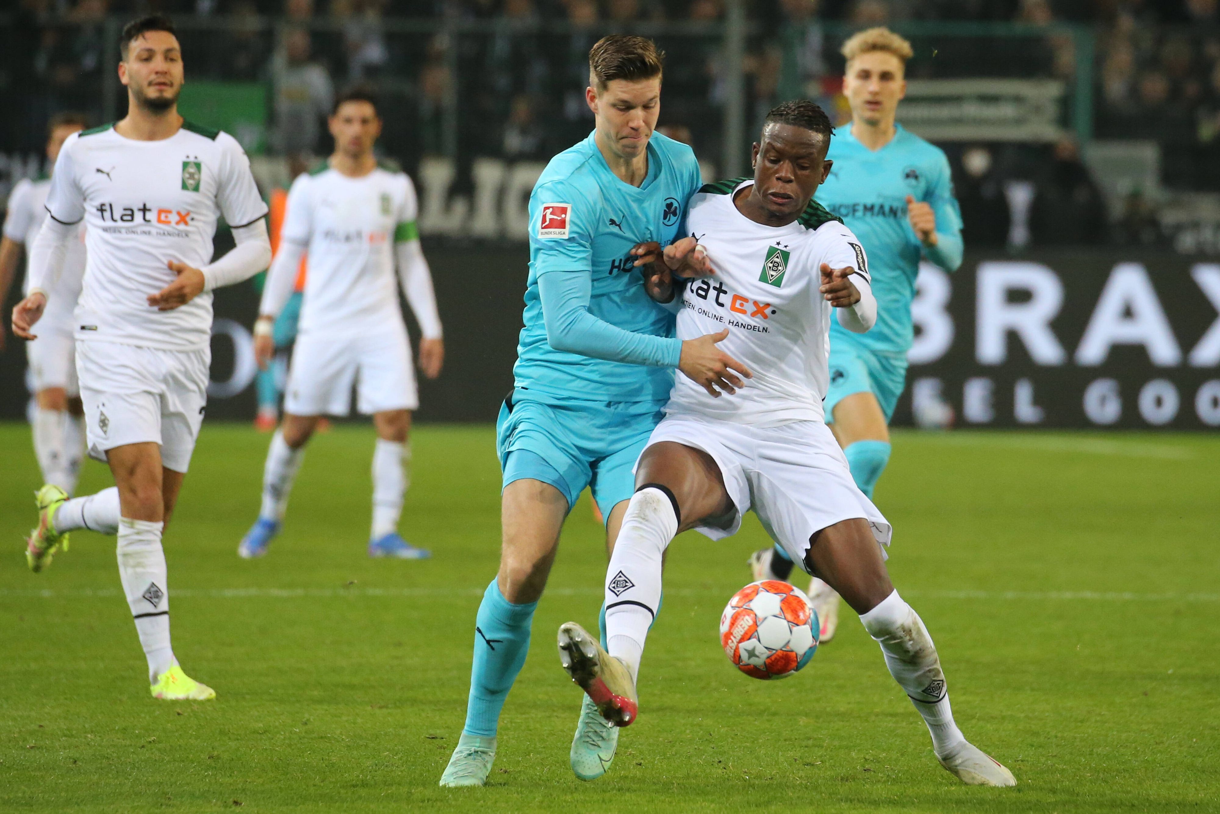 Cedric Itten (l.) bei seinem bisher einzigen Auftritt im Borussia-Park: Hier bestreitet der Schweizer einen Zweikampf mit Landsmann Denis Zakaria.