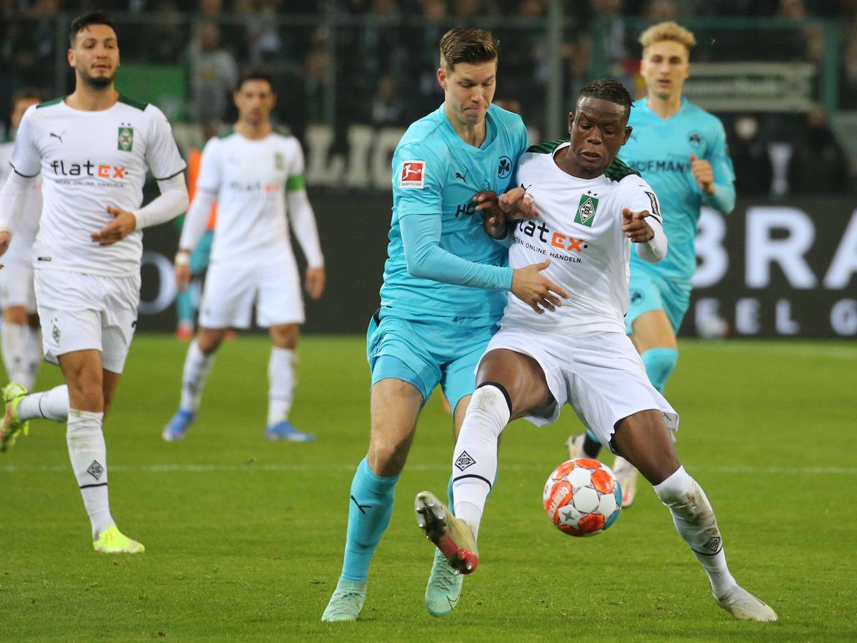 Cedric Itten (l.) bei seinem bisher einzigen Auftritt im Borussia-Park: Hier bestreitet der Schweizer einen Zweikampf mit Landsmann Denis Zakaria.