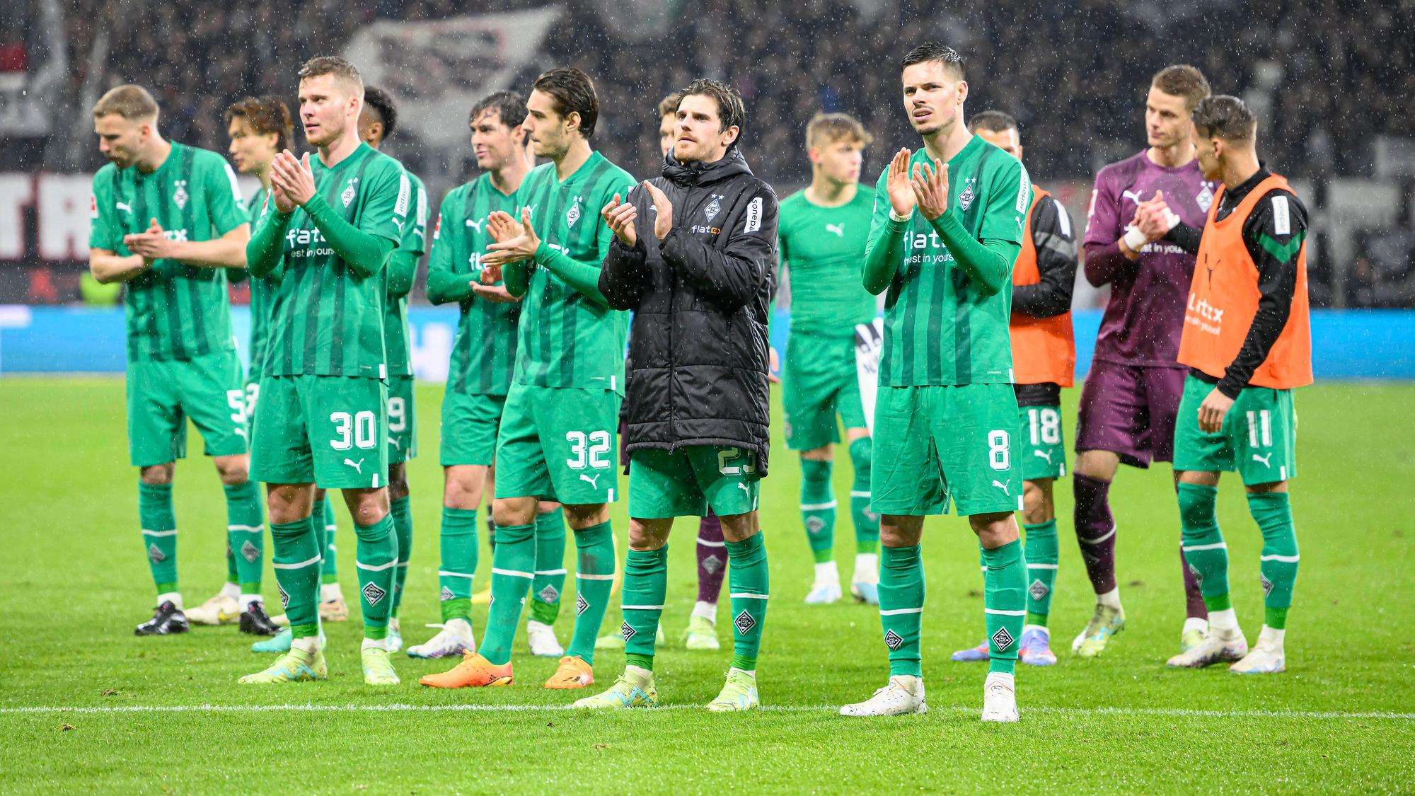 Die Spieler von Borussia Mönchengladbach stehen nach dem 1:1 bei Eintracht Frankfurt am 15. April 2023 vor dem Gästeblock.