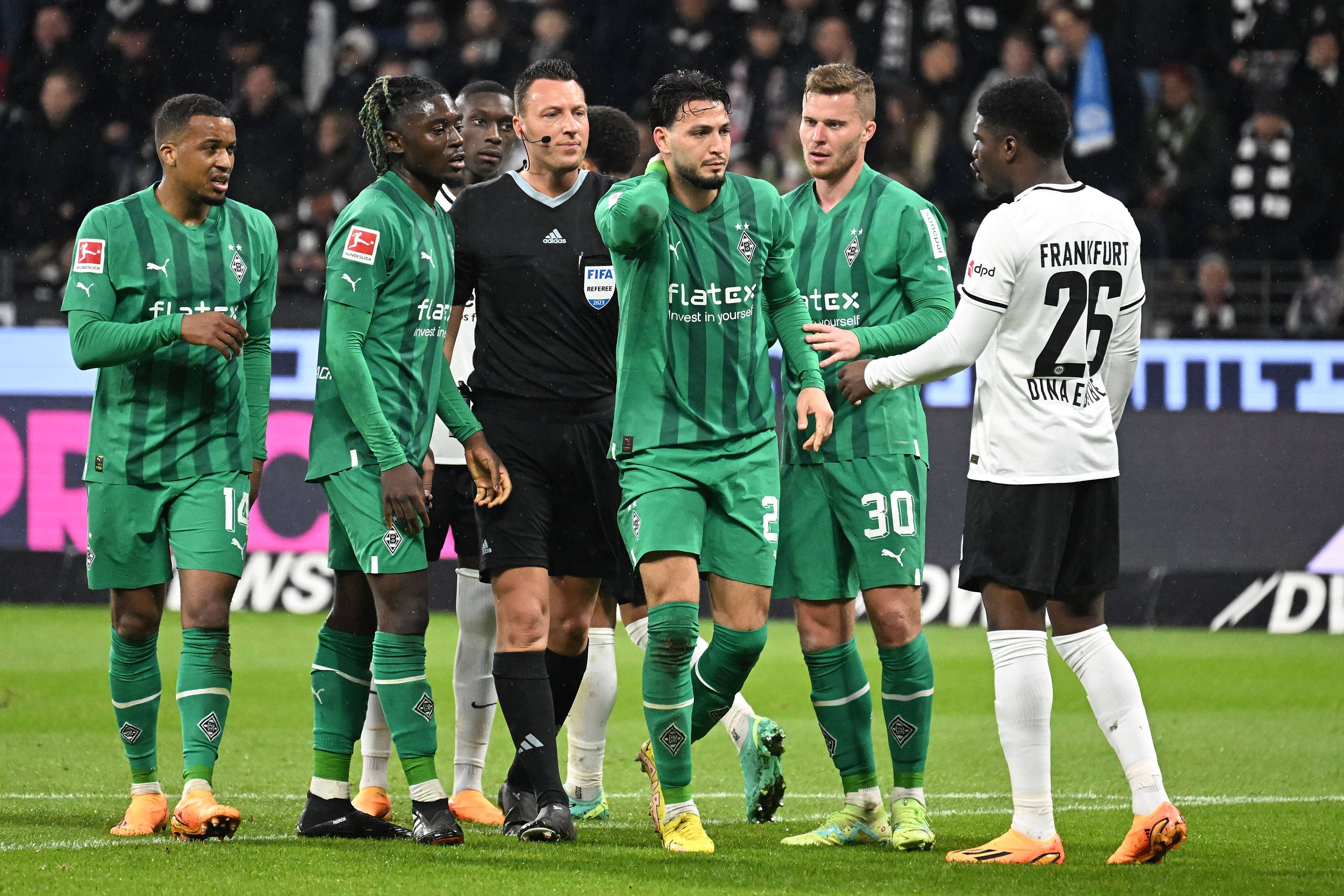 Vier Tage nach dem Bundesliga-Spiel von Borussia Mönchengladbach bei Eintracht Frankfurt am 15. April 2023 fehlten Alassane Plea (l.) und Nico Elvedi (2.v.r.) beim Gladbach-Training am Mittwoch (19. April 2023).