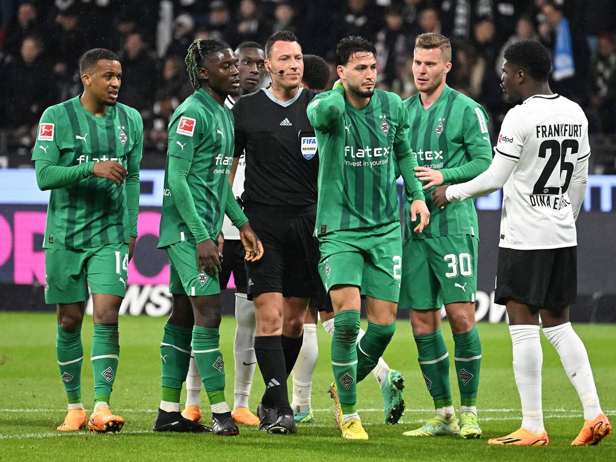 Vier Tage nach dem Bundesliga-Spiel von Borussia Mönchengladbach bei Eintracht Frankfurt am 15. April 2023 fehlten Alassane Plea (l.) und Nico Elvedi (2.v.r.) beim Gladbach-Training am Mittwoch (19. April 2023).
