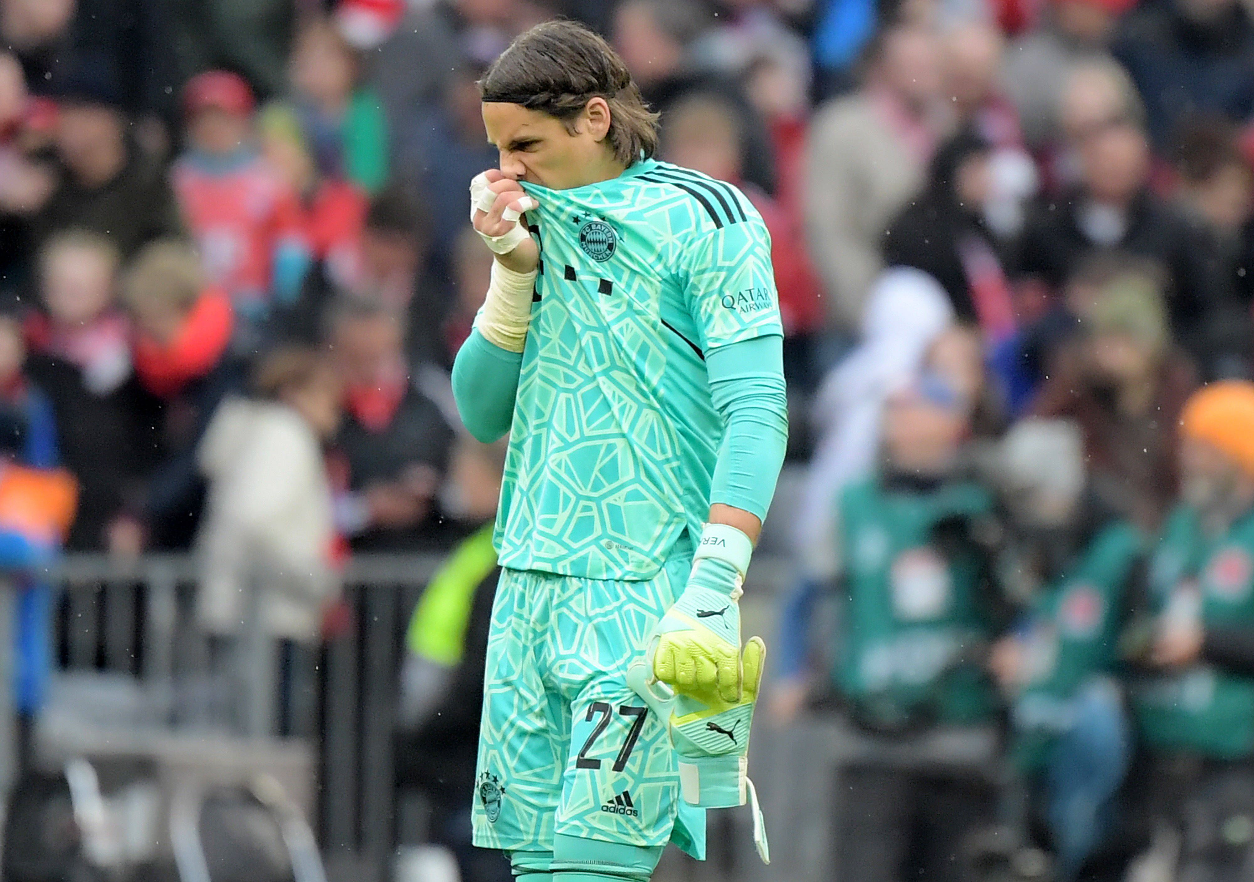 Yann Sommer (Bayern München) zieht sein Trikot ins Gesicht.