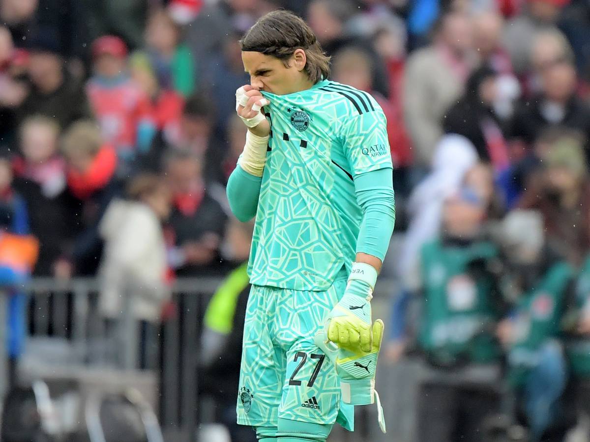 Yann Sommer (Bayern München) zieht sein Trikot ins Gesicht.