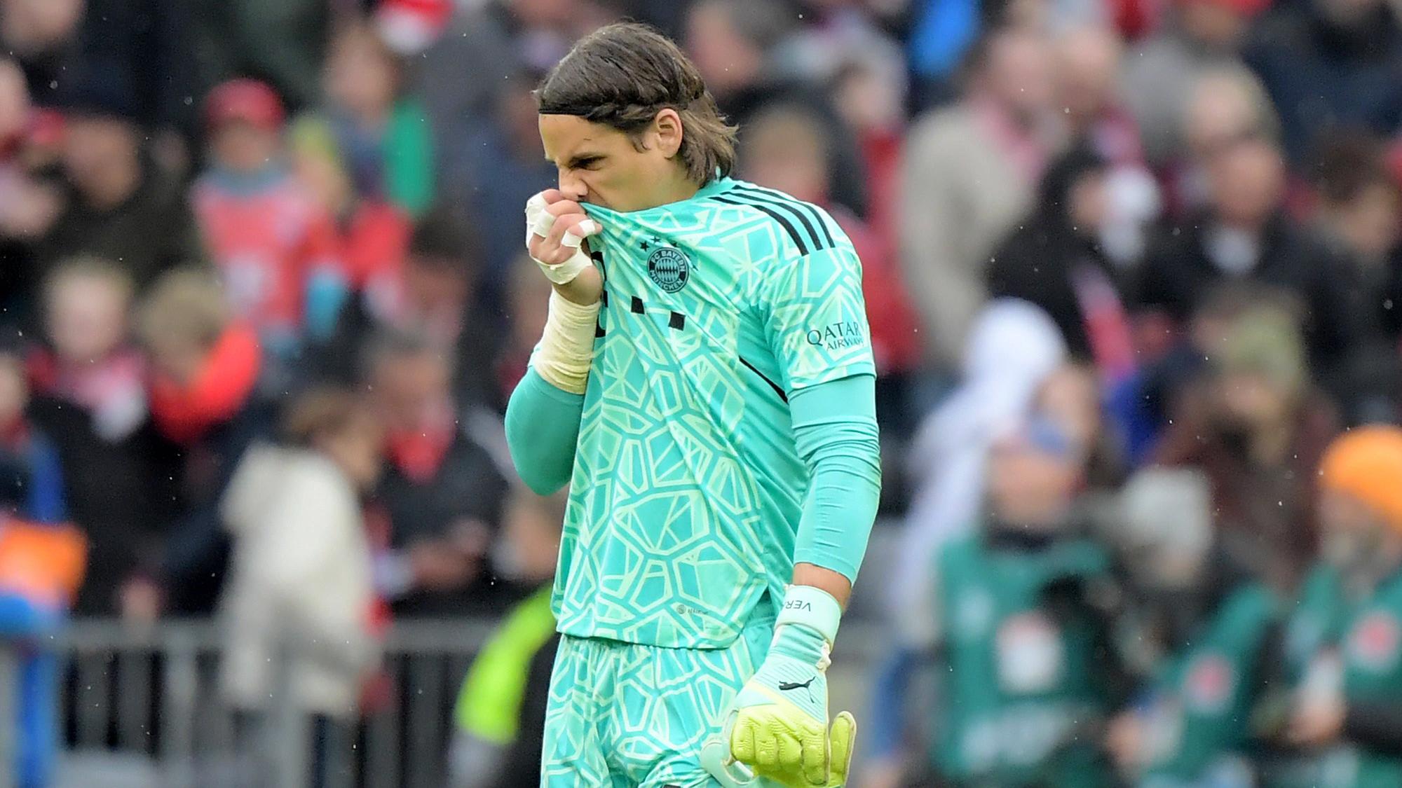 Yann Sommer (Bayern München) zieht sein Trikot ins Gesicht.