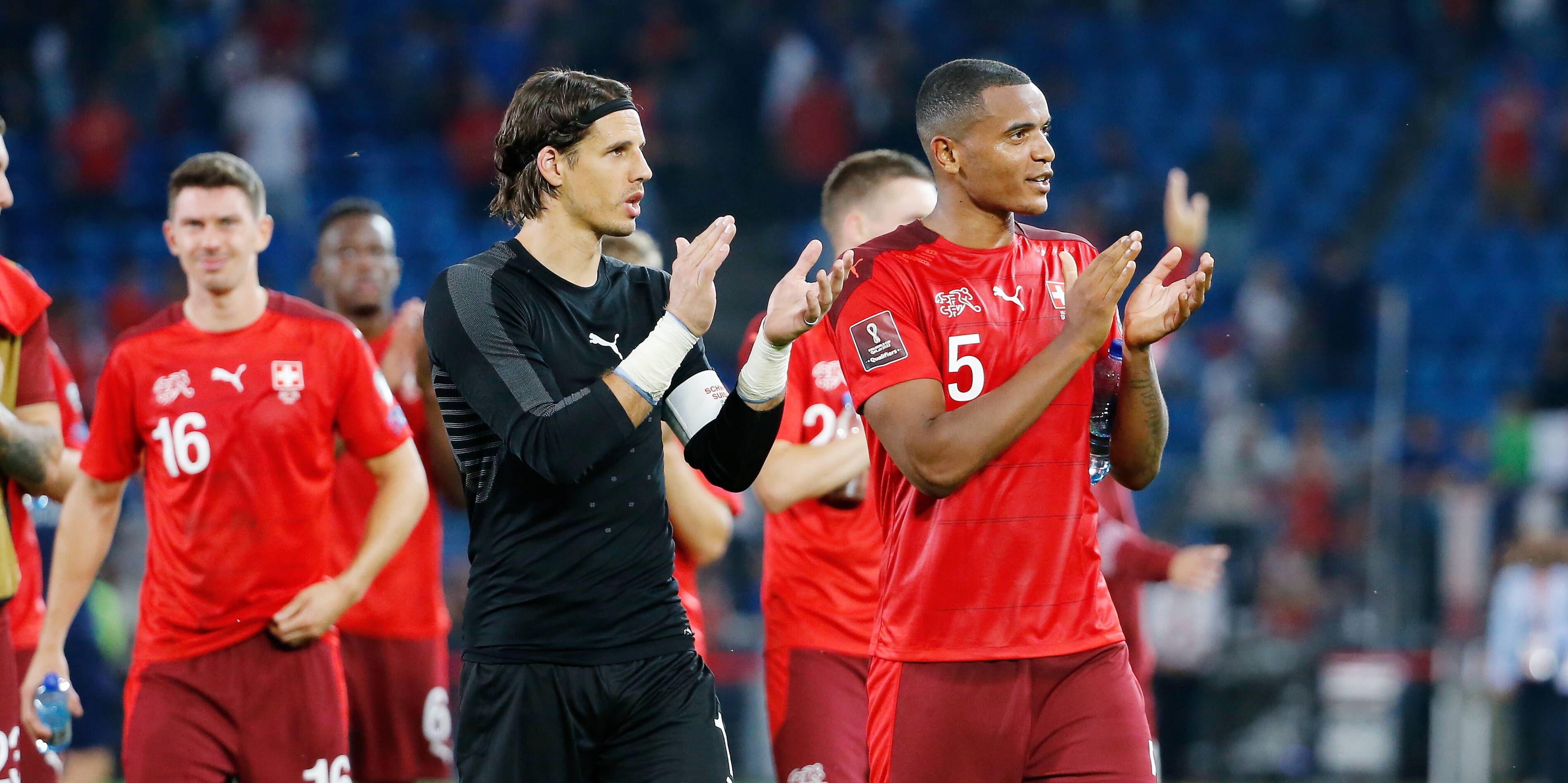 Yann Sommer (l.) und Manuel Akanji (r.) am 5. September 2021 bei einem WM-Qualifikationsspiel der Schweiz. Beide stehen nebeneinander und applaudieren dem Publikum zu.