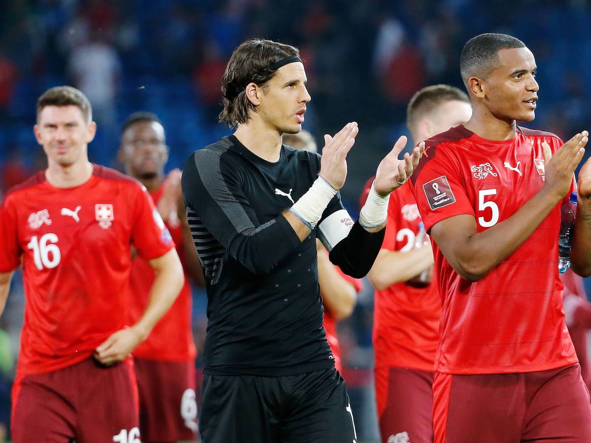 Yann Sommer (l.) und Manuel Akanji (r.) am 5. September 2021 bei einem WM-Qualifikationsspiel der Schweiz. Beide stehen nebeneinander und applaudieren dem Publikum zu.