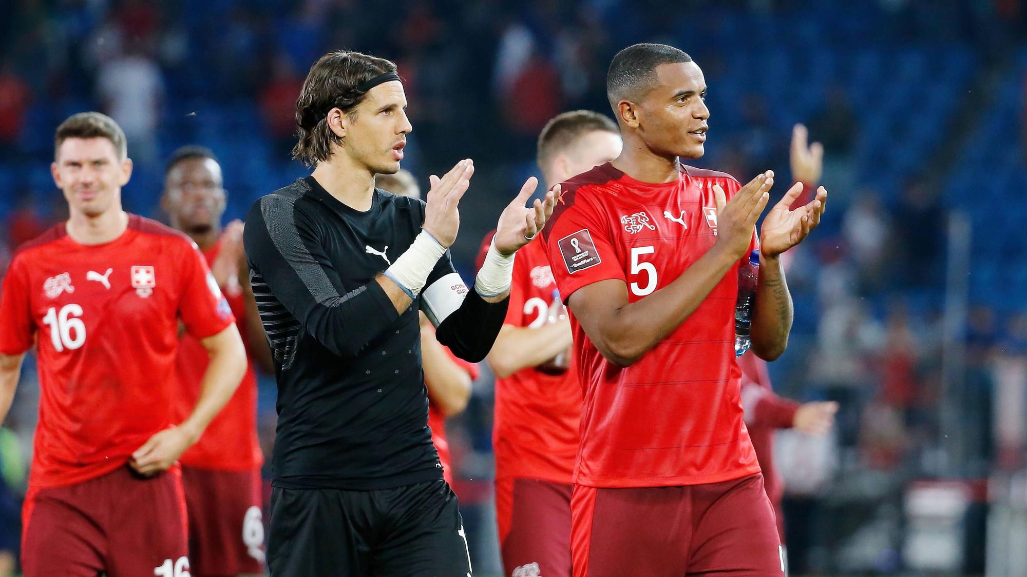 Yann Sommer (l.) und Manuel Akanji (r.) am 5. September 2021 bei einem WM-Qualifikationsspiel der Schweiz. Beide stehen nebeneinander und applaudieren dem Publikum zu.