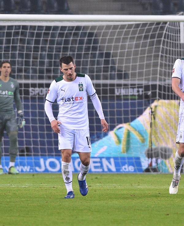 Marvin Friedrich (r.), hier mit Teamkollege Stefan Lainer am 15. Januar 2022 bei einem Bundesliga-Spiel der Fohlen gegen Bayer 04 Leverkusen, könnte Borussia Mönchengladbach im Sommer verlassen.