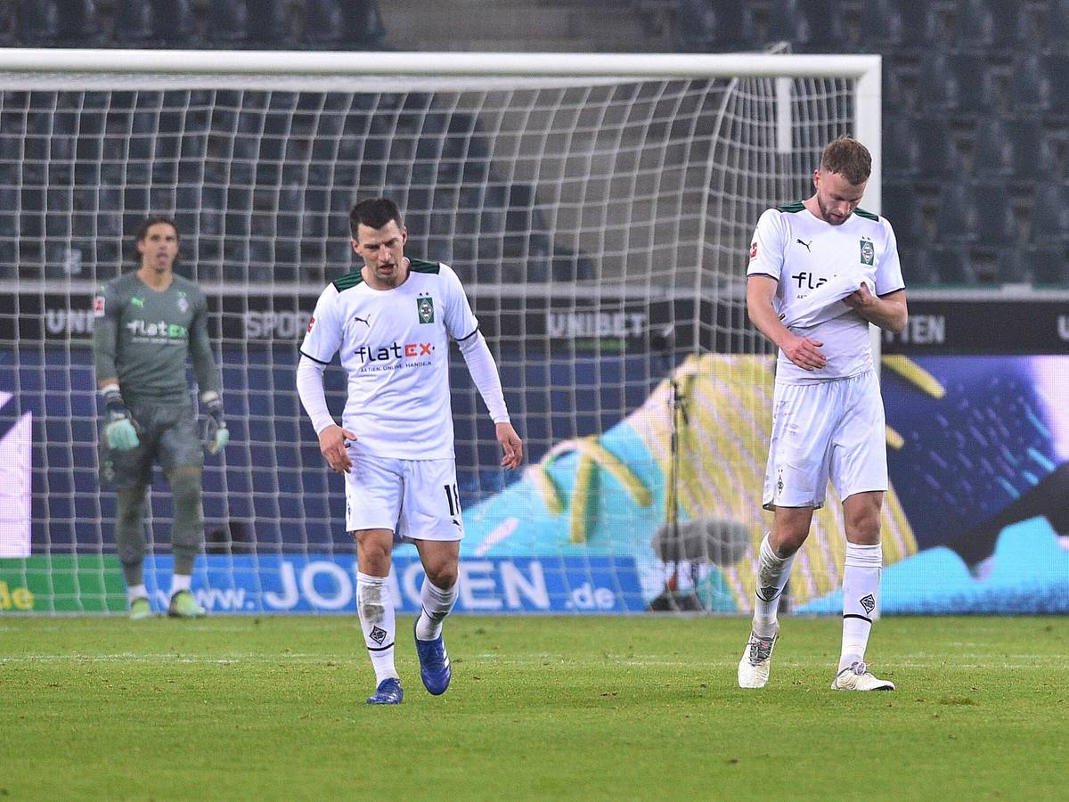 Marvin Friedrich (r.), hier mit Teamkollege Stefan Lainer am 15. Januar 2022 bei einem Bundesliga-Spiel der Fohlen gegen Bayer 04 Leverkusen, könnte Borussia Mönchengladbach im Sommer verlassen.