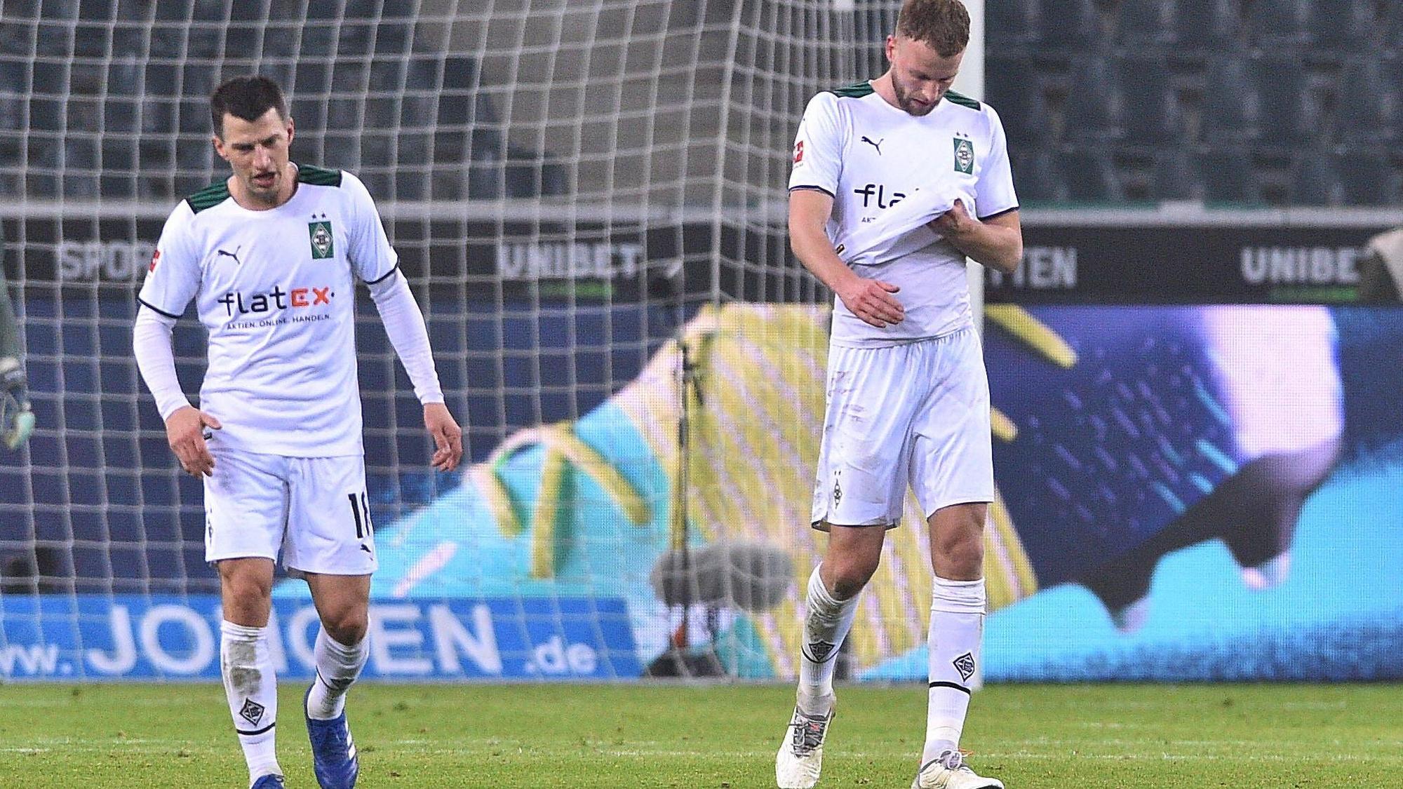 Marvin Friedrich (r.), hier mit Teamkollege Stefan Lainer am 15. Januar 2022 bei einem Bundesliga-Spiel der Fohlen gegen Bayer 04 Leverkusen, könnte Borussia Mönchengladbach im Sommer verlassen.