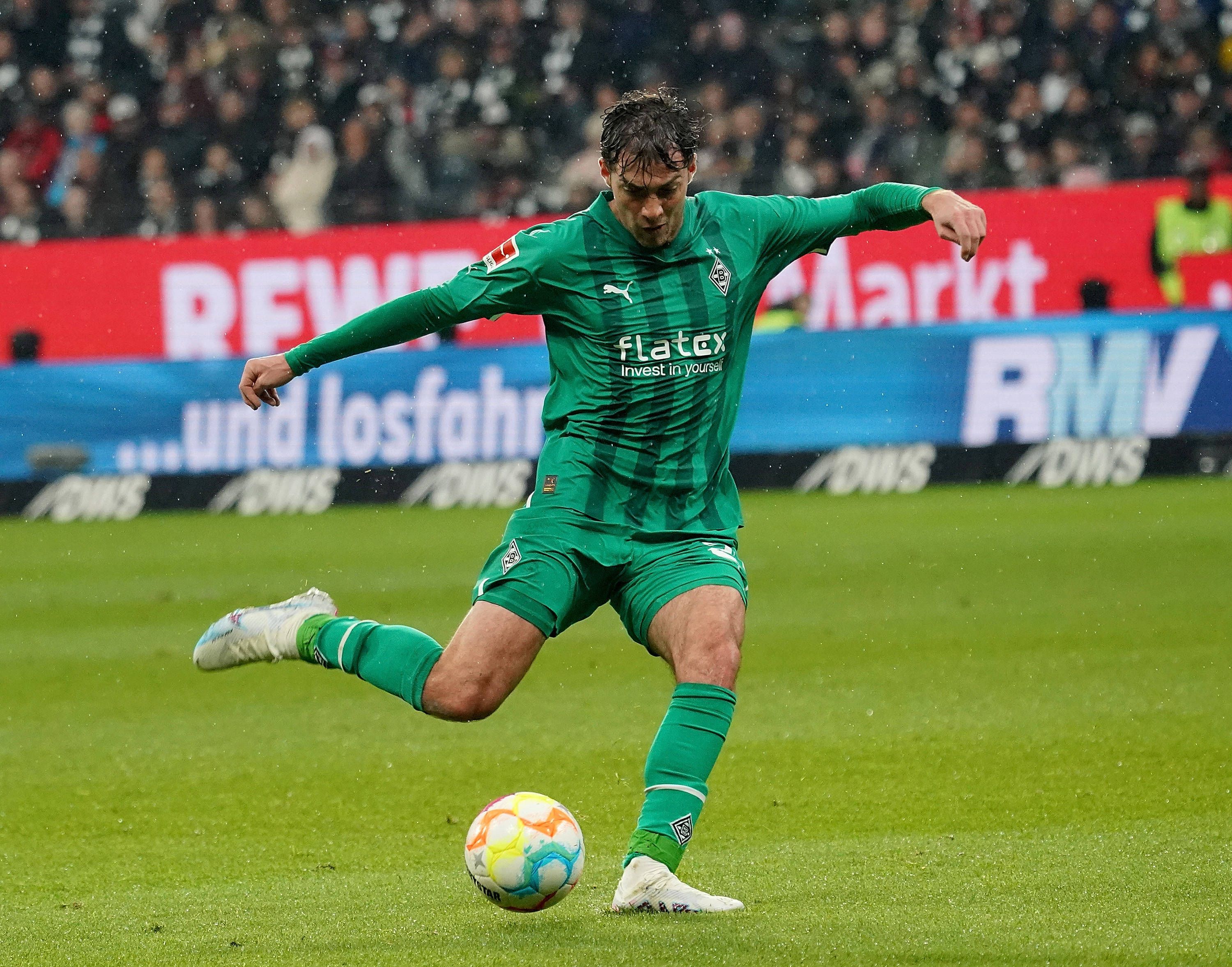Joe Scally von Borussia Mönchengladbach hat seinen Vertrag bis 2027 verlängert. Das Foto zeigt den Youngster am 15. April 2023 beim Spiel in Frankfurt.