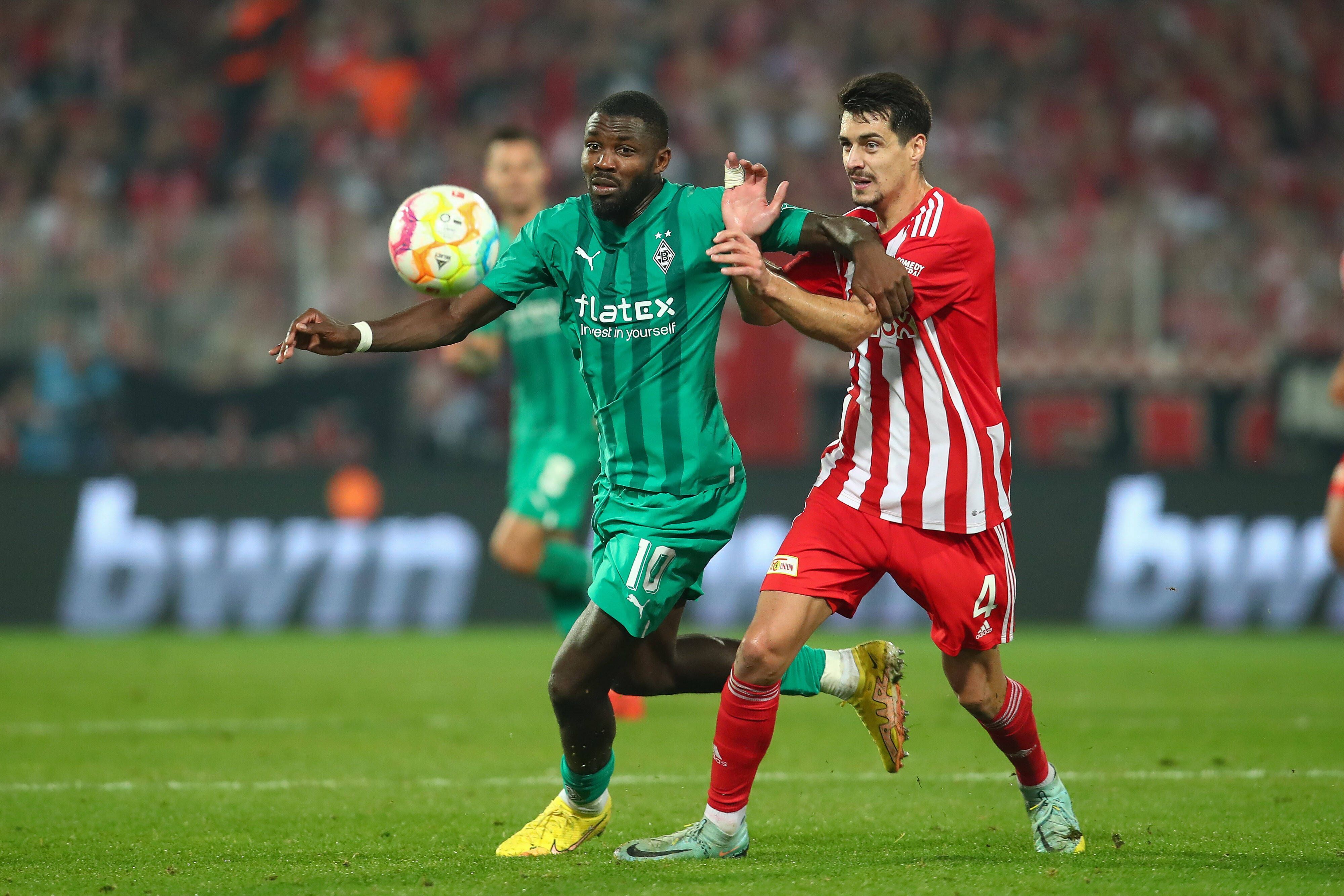 Borussia Mönchengladbach trifft am Sonntagabend (23. April 2023/19.30 Uhr) im Bundesliga-Match des 29. Spieltags auf Union Berlin. das Foto zeigt Marcus Thuram (l.) im Duell mit Diogo Leite (r.) beim Hinspiel am 30. Oktober 2022.