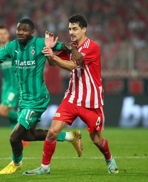 Borussia Mönchengladbach trifft am Sonntagabend (23. April 2023/19.30 Uhr) im Bundesliga-Match des 29. Spieltags auf Union Berlin. das Foto zeigt Marcus Thuram (l.) im Duell mit Diogo Leite (r.) beim Hinspiel am 30. Oktober 2022.