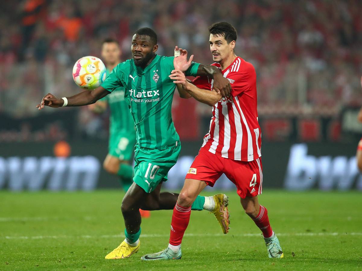 Borussia Mönchengladbach trifft am Sonntagabend (23. April 2023/19.30 Uhr) im Bundesliga-Match des 29. Spieltags auf Union Berlin. das Foto zeigt Marcus Thuram (l.) im Duell mit Diogo Leite (r.) beim Hinspiel am 30. Oktober 2022.
