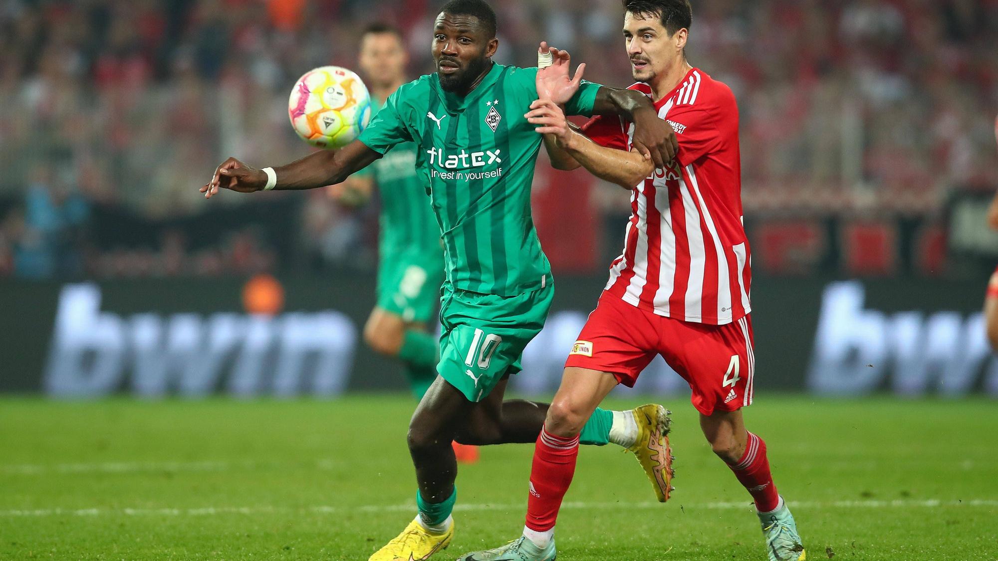 Borussia Mönchengladbach trifft am Sonntagabend (23. April 2023/19.30 Uhr) im Bundesliga-Match des 29. Spieltags auf Union Berlin. das Foto zeigt Marcus Thuram (l.) im Duell mit Diogo Leite (r.) beim Hinspiel am 30. Oktober 2022.