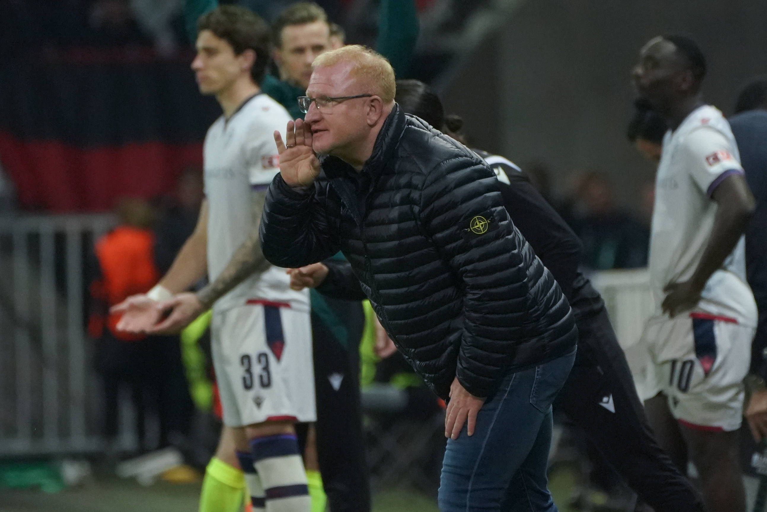 Heiko Vogel, ehemaliger Trainer der U23 von Borussia Mönchengladbach, gibt beim Europa-Conference-League-Viertelfinal-Rückspiel seines FC Basel bei OGC Nizza am 20. April 2023 Anweisungen an der Seitenlinie.