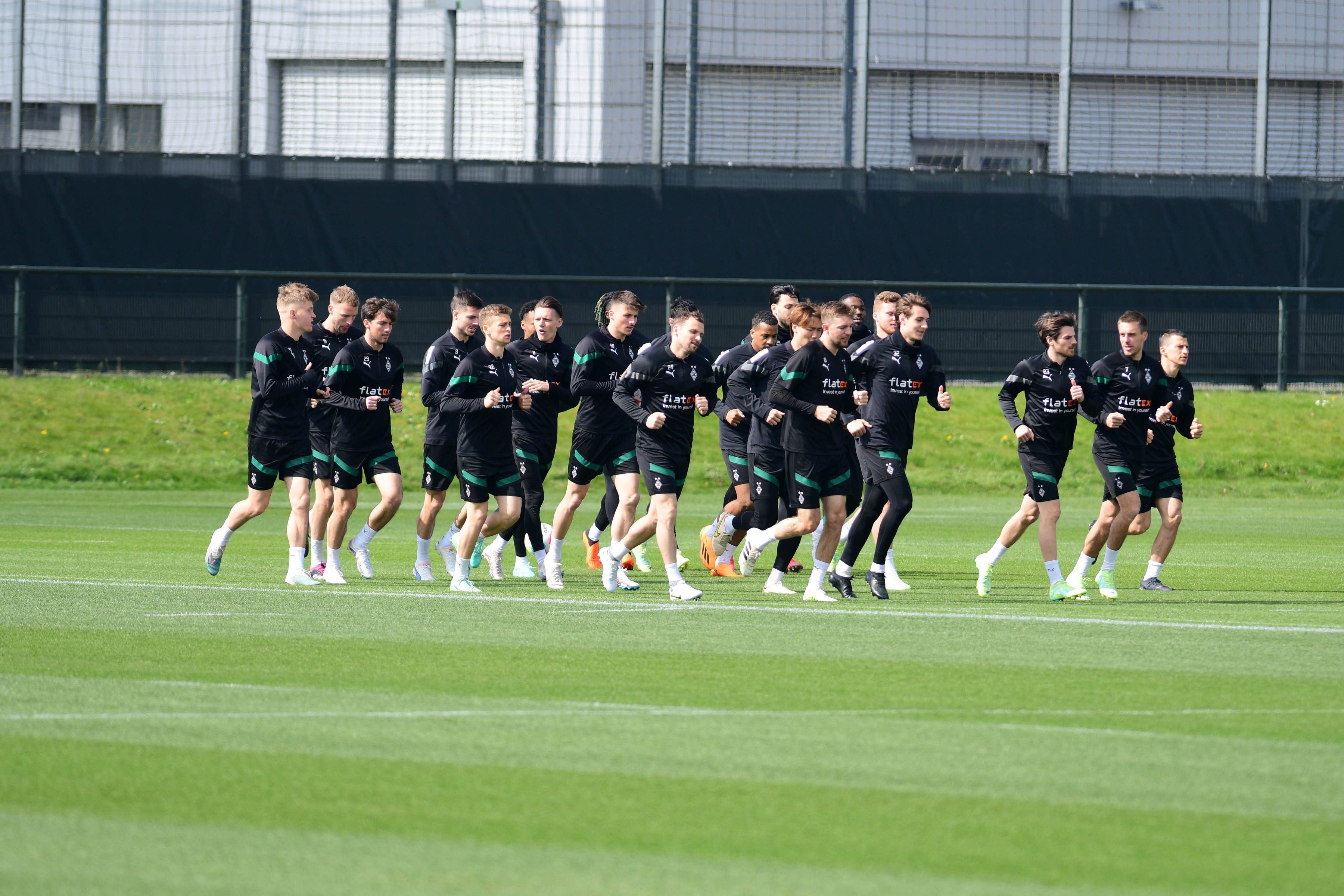 Die Mannschaft von Borussia Mönchengladbach läuft beim Training am 21. April 2023 über den Trainingsplatz im Borussia-Park.