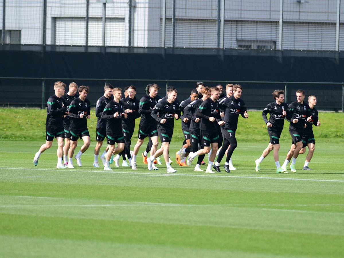 Die Mannschaft von Borussia Mönchengladbach läuft beim Training am 21. April 2023 über den Trainingsplatz im Borussia-Park.