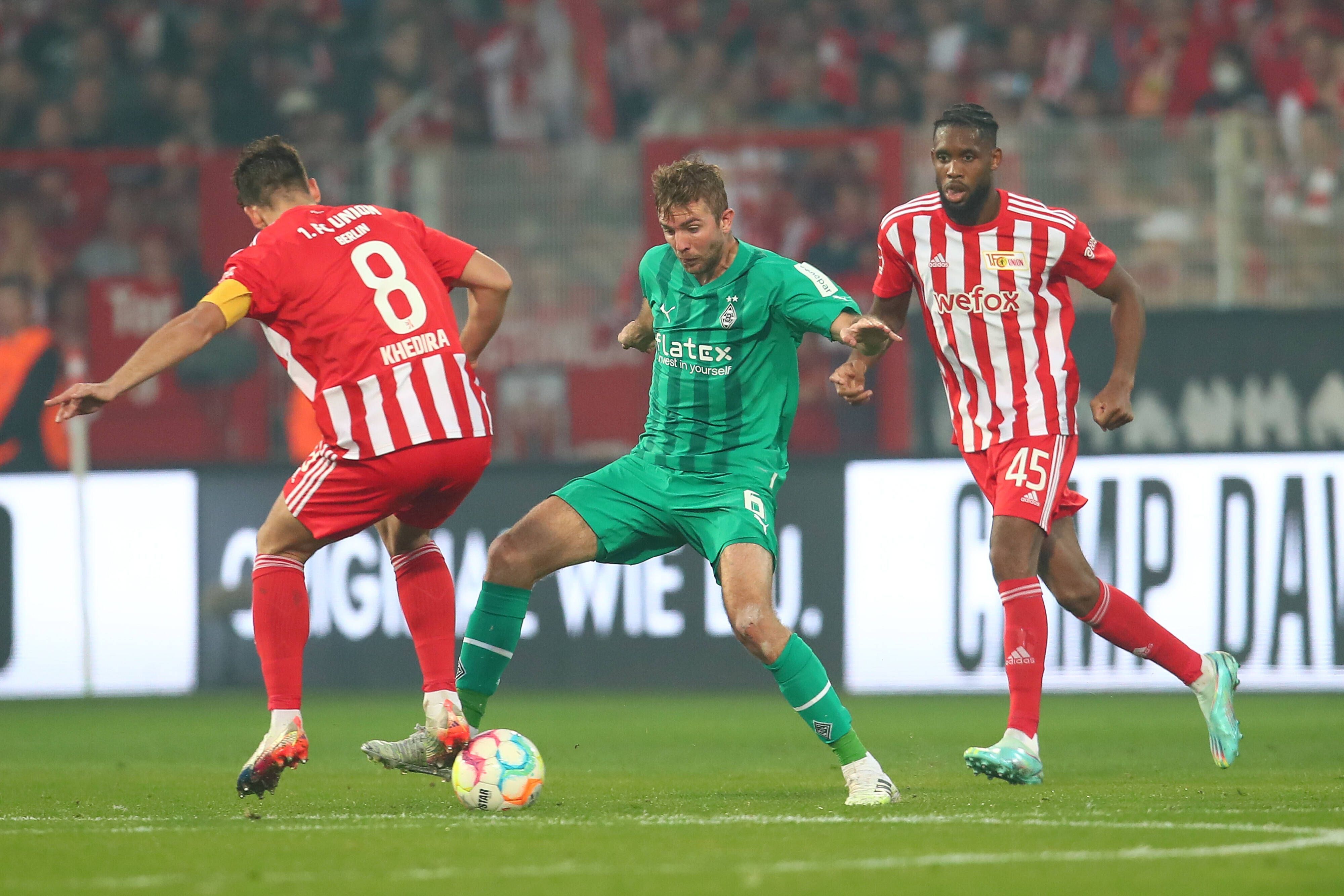 Borussia Mönchengladbach trifft am Sonntagabend (23. April 2023/19.30 Uhr) im Bundesliga-Duell des 29. Spieltags im heimischen Borussia-Park auf Union Berlin. Das Foto zeigt Gladbachs Christoph Kramer (Mitte) im Hinspiel am 30. Oktober 2022 im Zweikampf mit Unions Rani Khedira (l.).