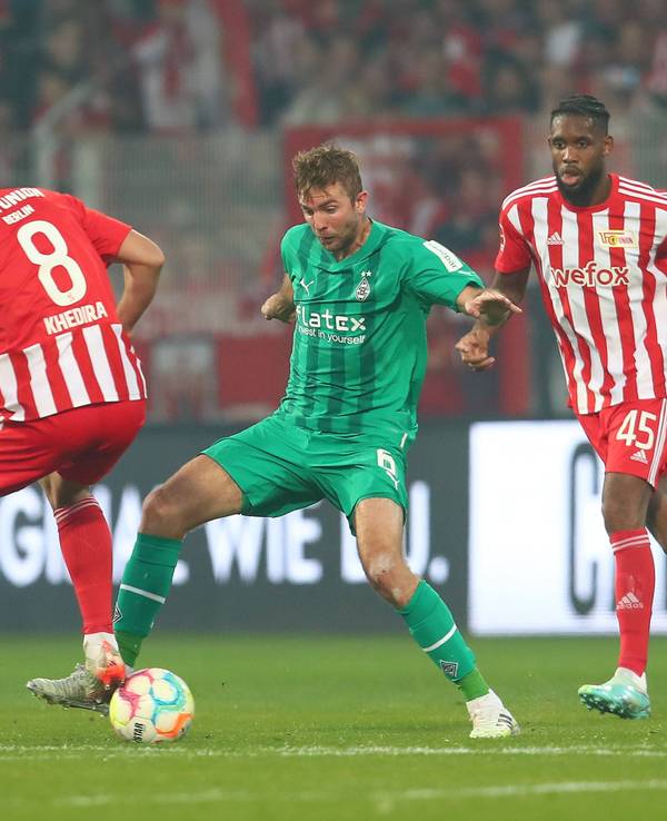 Borussia Mönchengladbach trifft am Sonntagabend (23. April 2023/19.30 Uhr) im Bundesliga-Duell des 29. Spieltags im heimischen Borussia-Park auf Union Berlin. Das Foto zeigt Gladbachs Christoph Kramer (Mitte) im Hinspiel am 30. Oktober 2022 im Zweikampf mit Unions Rani Khedira (l.).