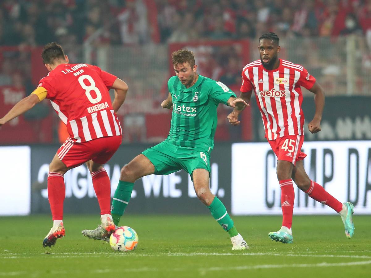 Borussia Mönchengladbach trifft am Sonntagabend (23. April 2023/19.30 Uhr) im Bundesliga-Duell des 29. Spieltags im heimischen Borussia-Park auf Union Berlin. Das Foto zeigt Gladbachs Christoph Kramer (Mitte) im Hinspiel am 30. Oktober 2022 im Zweikampf mit Unions Rani Khedira (l.).