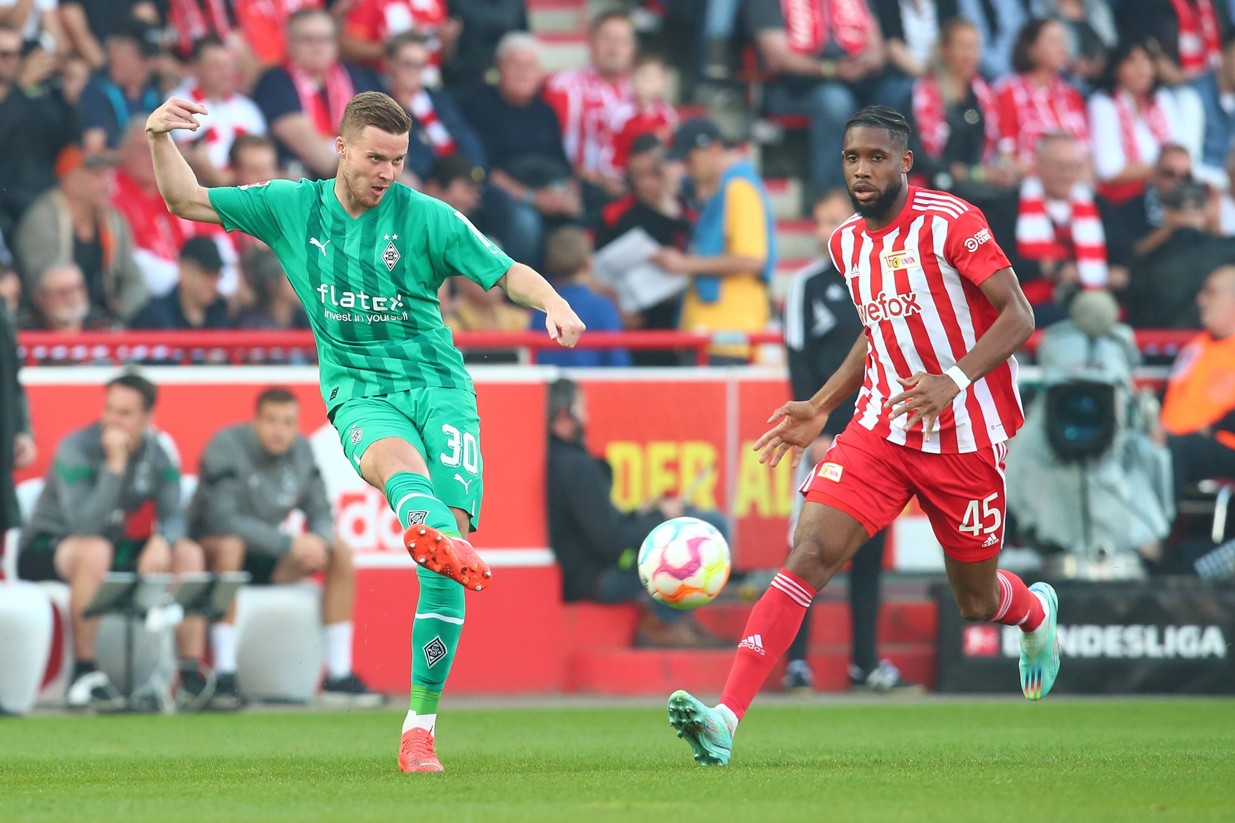 Borussia Mönchengladbach emfpängt am Sonntagabend (23. April 2023, 19.30 Uhr) Union Berlin zum Bundesliga-Match des 29. Spieltags. Das Foto zeigt Union-Profi Jordan (r.) im Duell um den Ball mit Gladbachs Nico Elvedi (l.) im Hinspiel am 30. Oktober 2022 an der Alten Försterei.