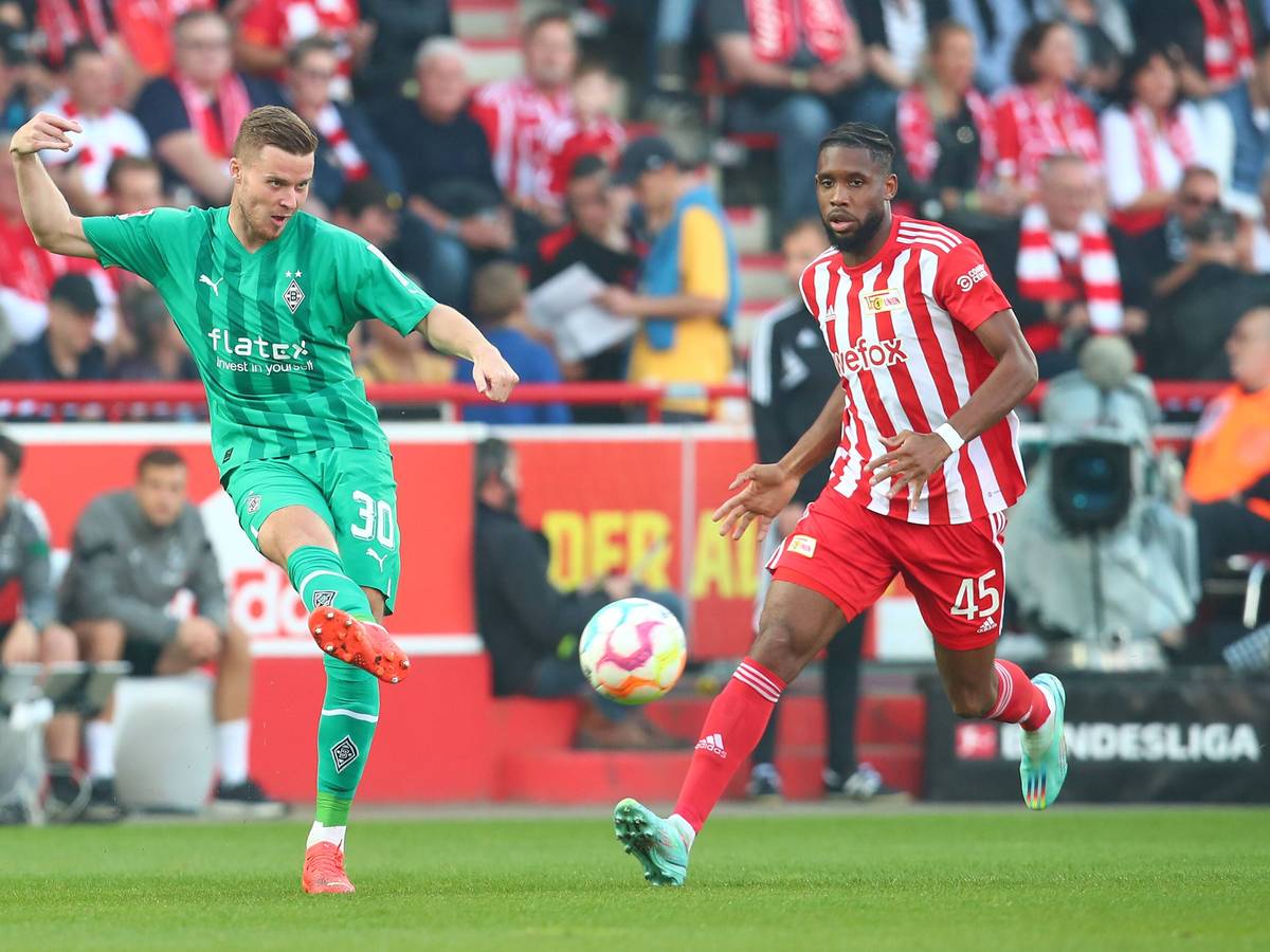 Borussia Mönchengladbach emfpängt am Sonntagabend (23. April 2023, 19.30 Uhr) Union Berlin zum Bundesliga-Match des 29. Spieltags. Das Foto zeigt Union-Profi Jordan (r.) im Duell um den Ball mit Gladbachs Nico Elvedi (l.) im Hinspiel am 30. Oktober 2022 an der Alten Försterei.