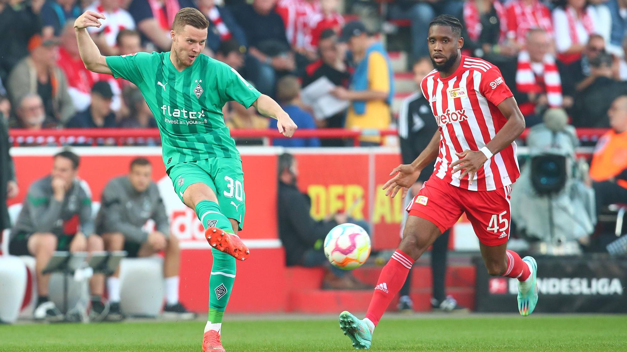 Borussia Mönchengladbach emfpängt am Sonntagabend (23. April 2023, 19.30 Uhr) Union Berlin zum Bundesliga-Match des 29. Spieltags. Das Foto zeigt Union-Profi Jordan (r.) im Duell um den Ball mit Gladbachs Nico Elvedi (l.) im Hinspiel am 30. Oktober 2022 an der Alten Försterei.