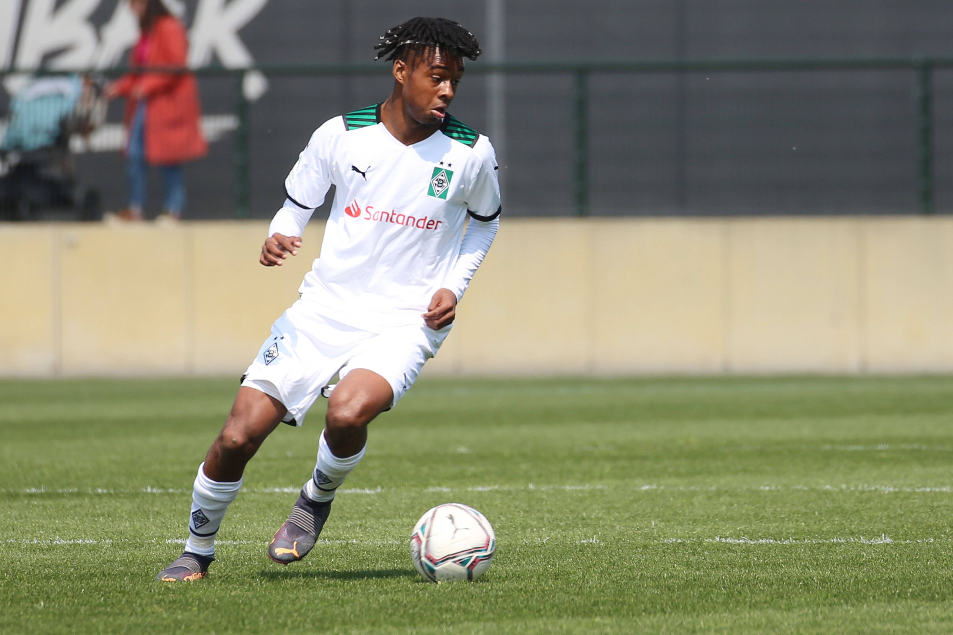 Noah Adedeji, hier am 20. August 2022 bei einem Spiel der U17 von Borussia Mönchengladbach gegen Arminia Bielefeld, brachte am Samstag (22. April 2023) die U19-Fohlen mit seinem Treffer im Niederrheinpokal-Halbfinale auf die Siegesstraße.