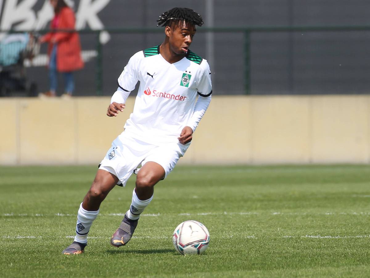 Noah Adedeji, hier am 20. August 2022 bei einem Spiel der U17 von Borussia Mönchengladbach gegen Arminia Bielefeld, brachte am Samstag (22. April 2023) die U19-Fohlen mit seinem Treffer im Niederrheinpokal-Halbfinale auf die Siegesstraße.