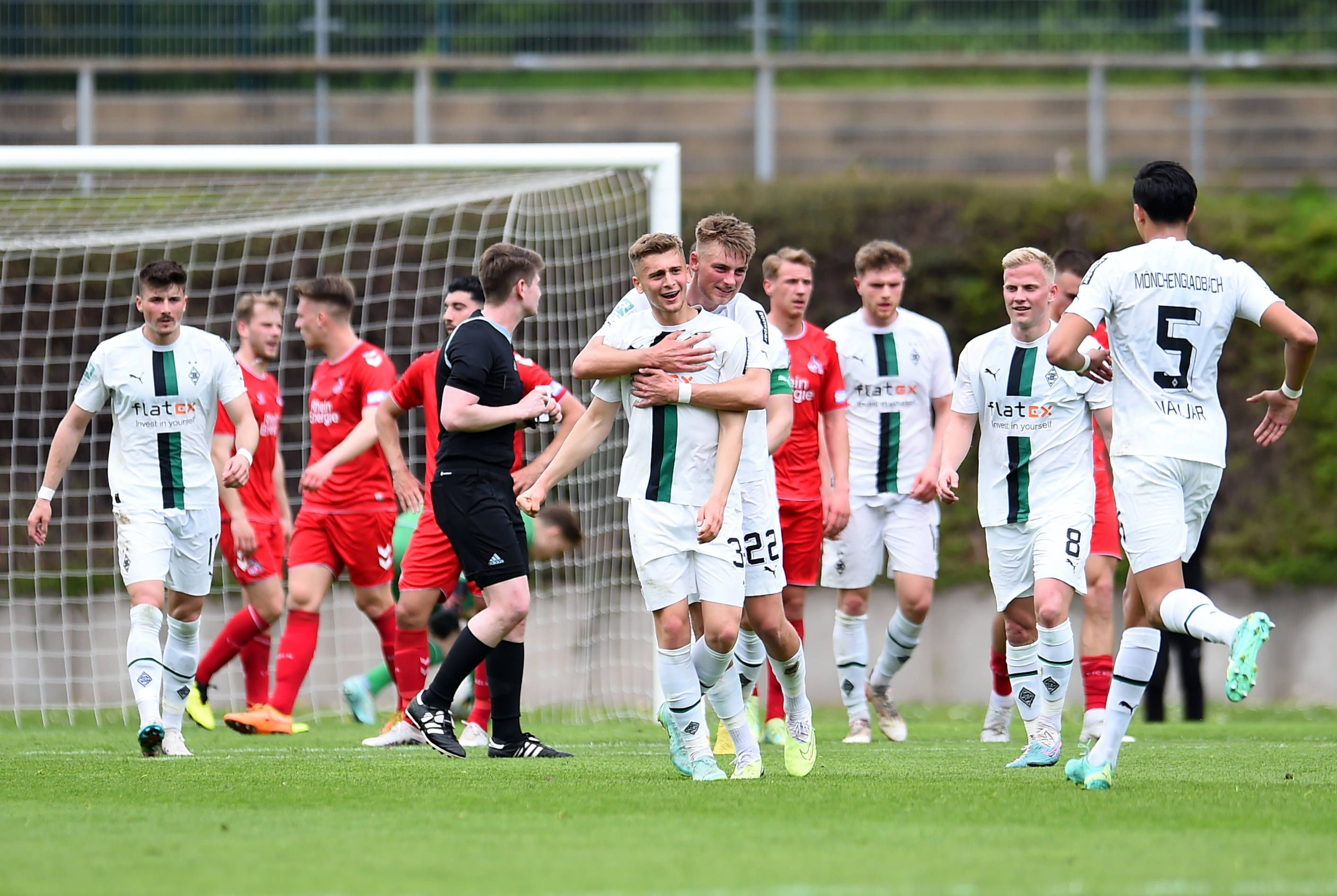 Die U23 von Borussia Mönchengladbach bejubelt den Treffer von Oscar Fraulo (M.) zum zwischenzeitlichen 2:1 im Regionalliga-Derby gegen den 1. FC Köln II am 22. April 2023.