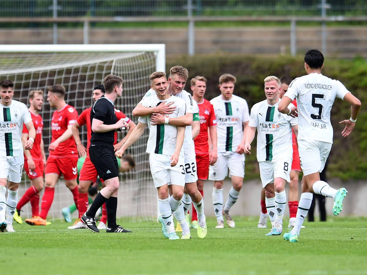 Die U23 von Borussia Mönchengladbach bejubelt den Treffer von Oscar Fraulo (M.) zum zwischenzeitlichen 2:1 im Regionalliga-Derby gegen den 1. FC Köln II am 22. April 2023.