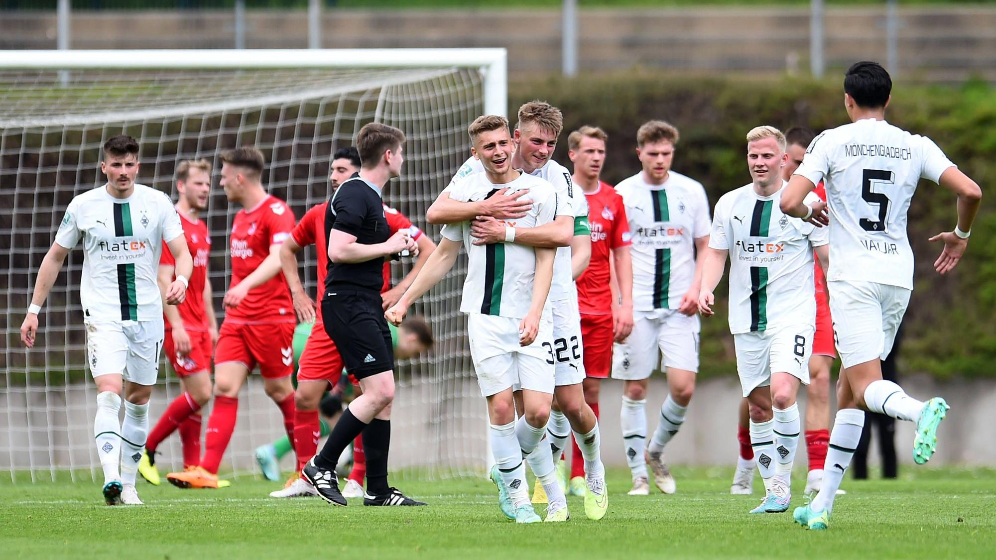 Die U23 von Borussia Mönchengladbach bejubelt den Treffer von Oscar Fraulo (M.) zum zwischenzeitlichen 2:1 im Regionalliga-Derby gegen den 1. FC Köln II am 22. April 2023.