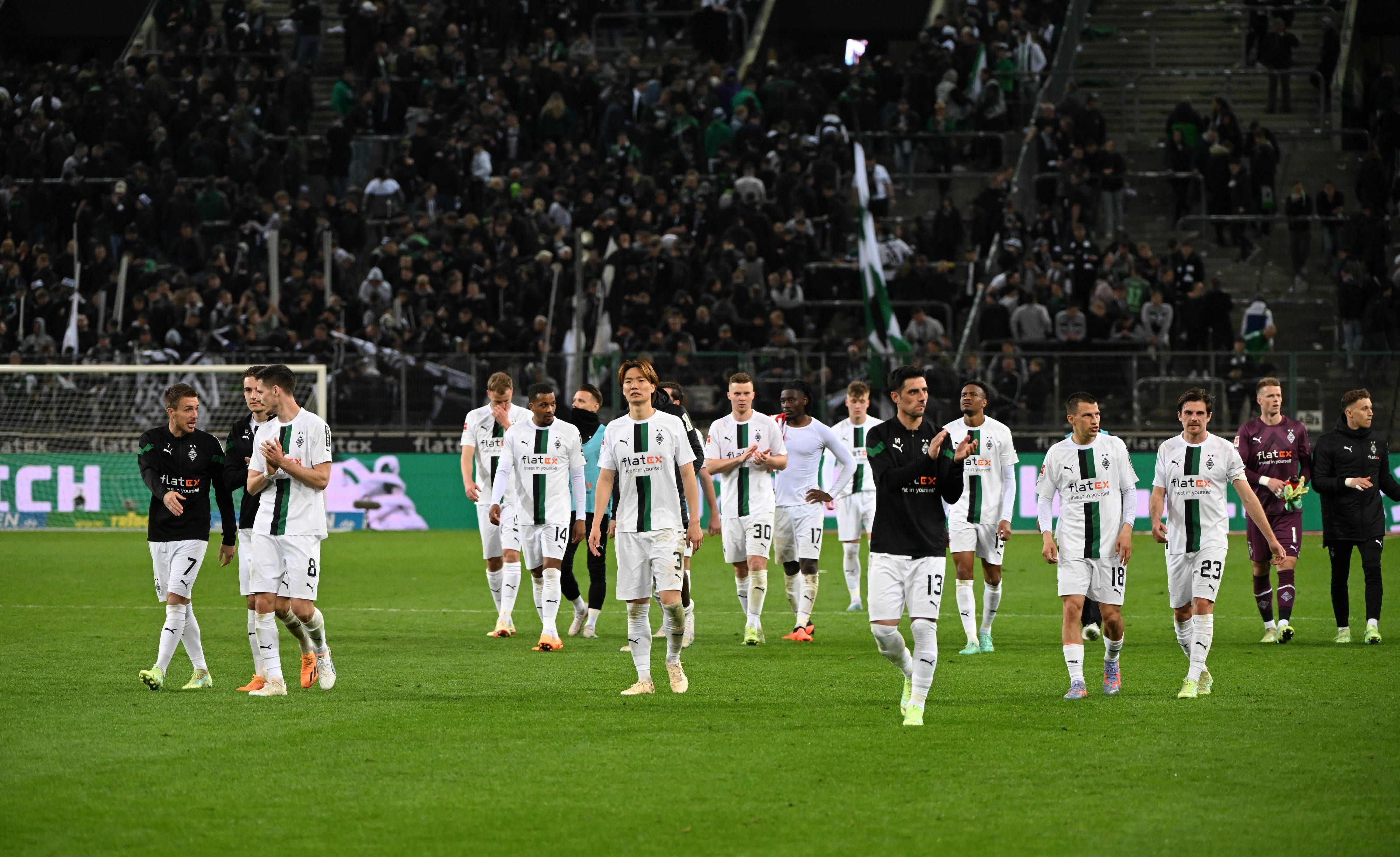Die Spieler von Borussia Mönchengladbach bedanken sich bei den Gladbach-Fans bei einer Extrarunde nach der Bundesliga-Niederlage gegen Union Berlin am 23. April 2023.