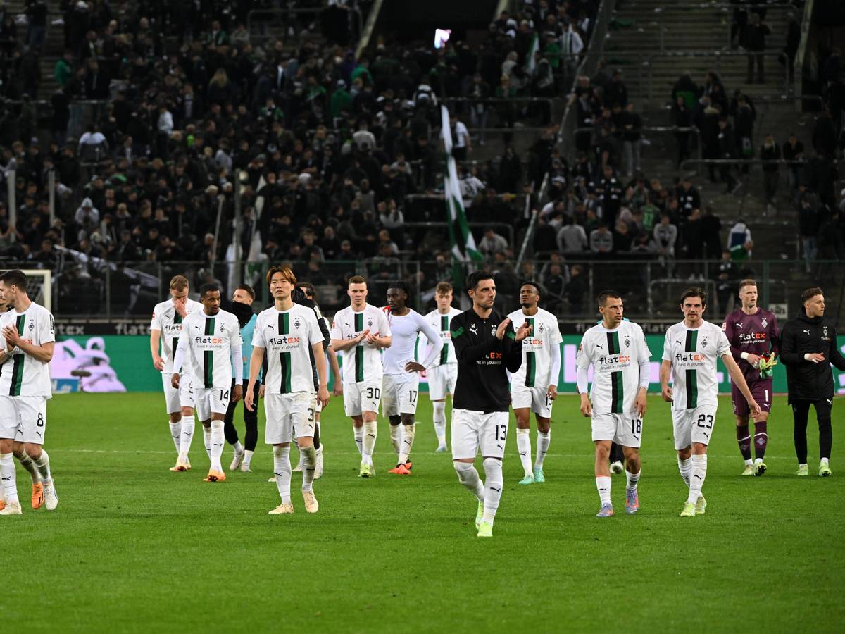 Die Spieler von Borussia Mönchengladbach bedanken sich bei den Gladbach-Fans bei einer Extrarunde nach der Bundesliga-Niederlage gegen Union Berlin am 23. April 2023.