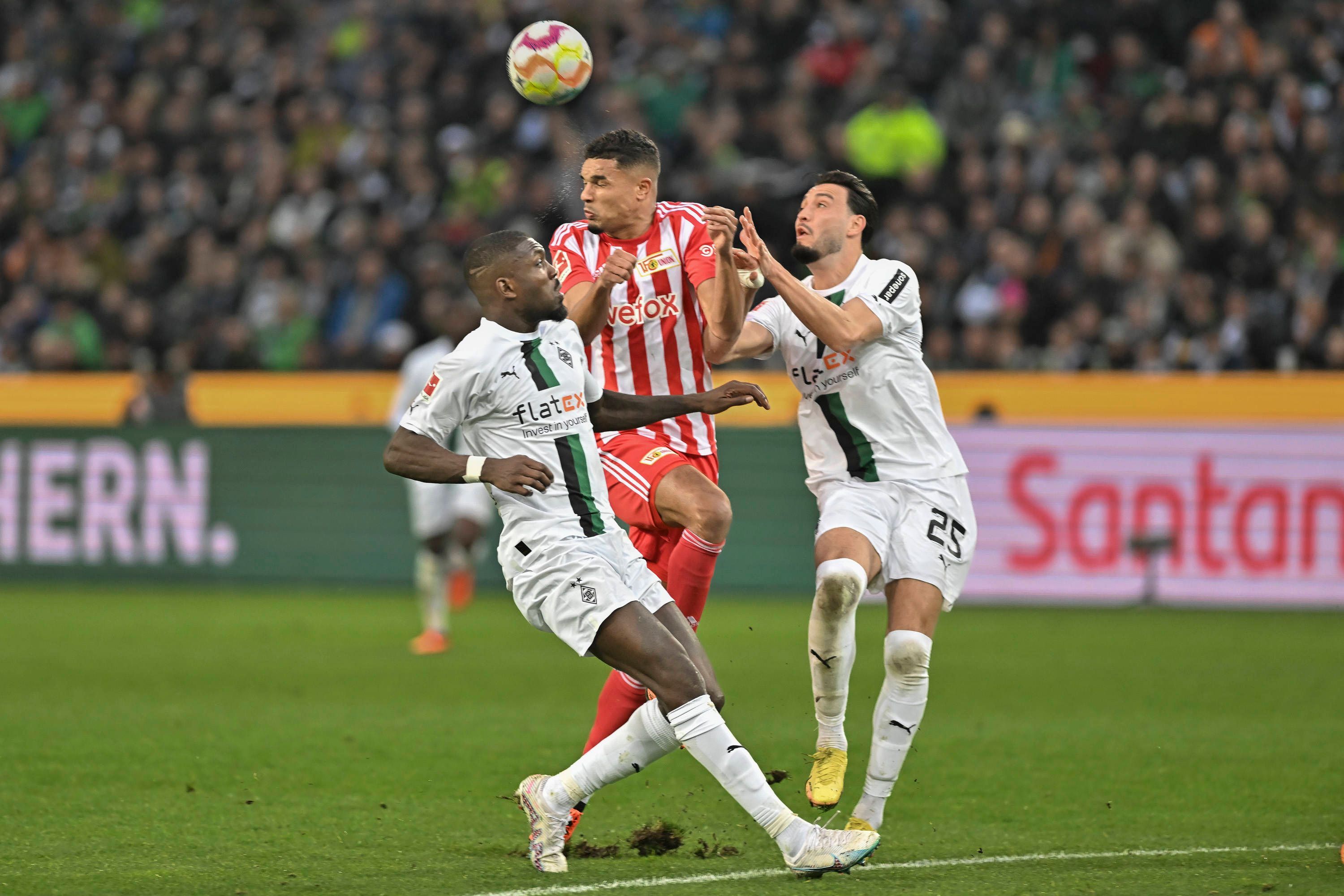 Borussia Mönchengladbach hat am Sonntag (23. April 2023) 0:1 gegen Union Berlin verloren. Das Foto zeigt Marcus Thuram ( l.) und Ramy Bensebaini (r.) im Kopfballduell mit Danilho Doekhi ( Mitte).