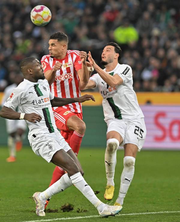 Borussia Mönchengladbach hat am Sonntag (23. April 2023) 0:1 gegen Union Berlin verloren. Das Foto zeigt Marcus Thuram ( l.) und Ramy Bensebaini (r.) im Kopfballduell mit Danilho Doekhi ( Mitte).