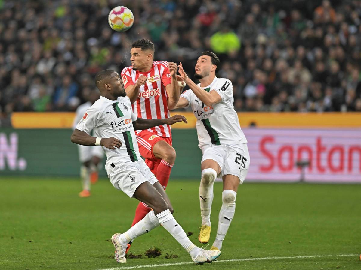 Borussia Mönchengladbach hat am Sonntag (23. April 2023) 0:1 gegen Union Berlin verloren. Das Foto zeigt Marcus Thuram ( l.) und Ramy Bensebaini (r.) im Kopfballduell mit Danilho Doekhi ( Mitte).