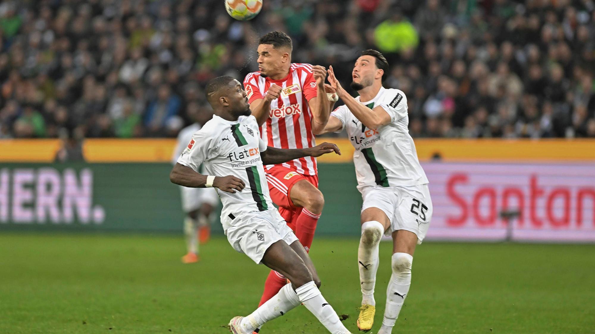 Borussia Mönchengladbach hat am Sonntag (23. April 2023) 0:1 gegen Union Berlin verloren. Das Foto zeigt Marcus Thuram ( l.) und Ramy Bensebaini (r.) im Kopfballduell mit Danilho Doekhi ( Mitte).