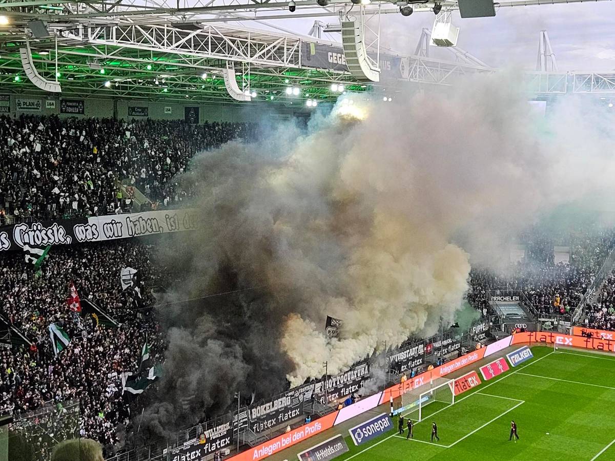 Die Fans von Borussia Mönchengladbach zündeln vor dem Bundesliga-Spiel gegen Union Berlin am 23. April 2023 in der Nordkurve.