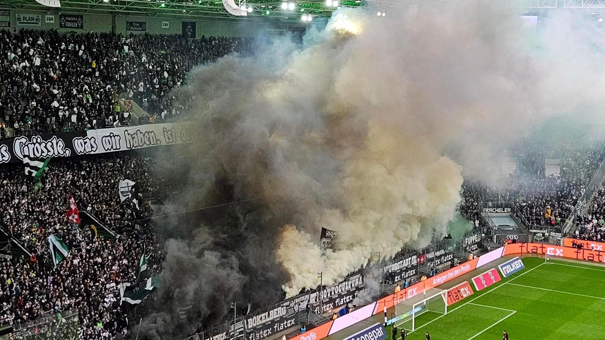 Die Fans von Borussia Mönchengladbach zündeln vor dem Bundesliga-Spiel gegen Union Berlin am 23. April 2023 in der Nordkurve.