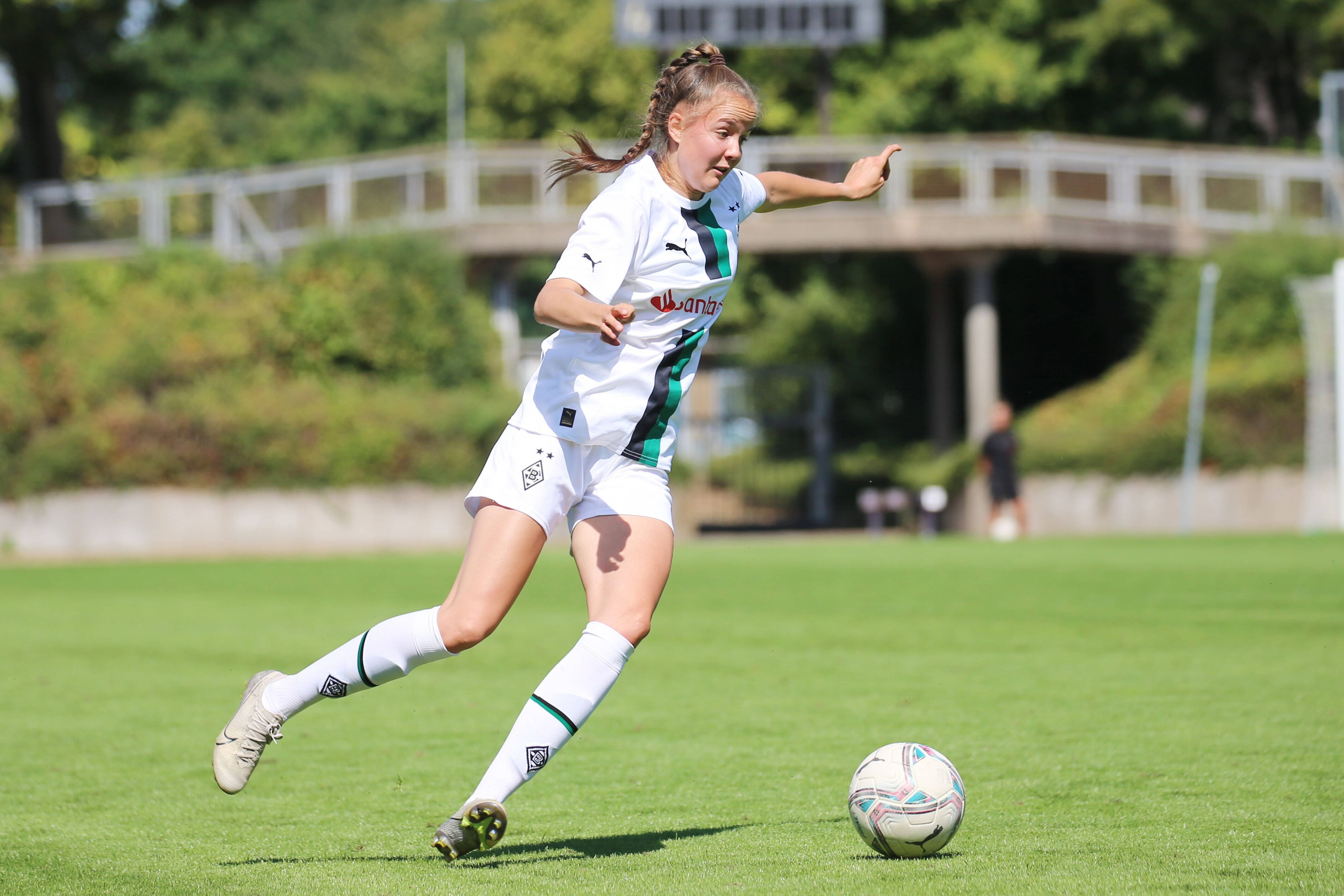 Emily Tichelkamp, hier am 28. August 2022 bei einem Regioalliga-Spiel gegen den VfR Warbeyen, brachte das Frauenteam von Borussia Mönchengladbach am Sonntag (23. April 2023) mit ihrem Tor im Duell mit dem FV Mönchengladbach zurück in die Erfolgsspur.