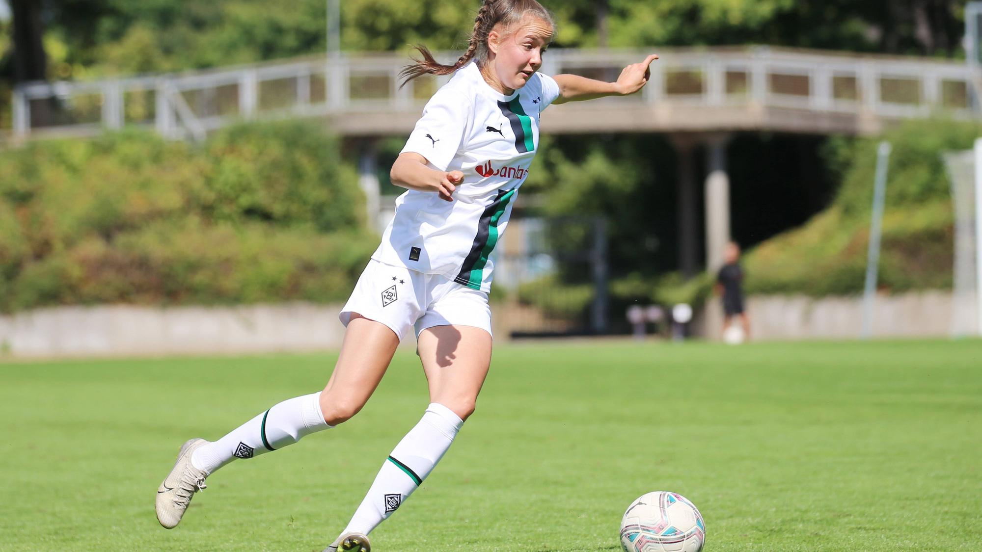 Emily Tichelkamp, hier am 28. August 2022 bei einem Regioalliga-Spiel gegen den VfR Warbeyen, brachte das Frauenteam von Borussia Mönchengladbach am Sonntag (23. April 2023) mit ihrem Tor im Duell mit dem FV Mönchengladbach zurück in die Erfolgsspur.