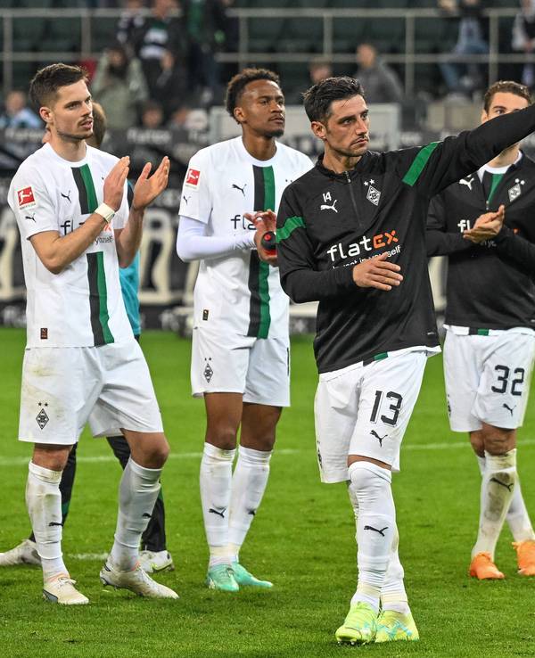 Spieler von Borussia Mönchengladbach um Julian Weigl (2.v.l.) bedanken sich nach der Pleite gegen Union Berlin am 23. April 2023 bei den Gladbach-Fans in der Nordkurve.