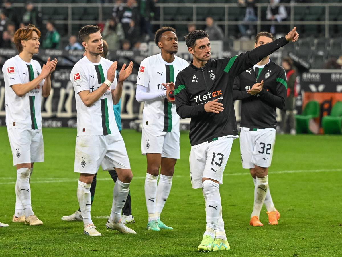 Spieler von Borussia Mönchengladbach um Julian Weigl (2.v.l.) bedanken sich nach der Pleite gegen Union Berlin am 23. April 2023 bei den Gladbach-Fans in der Nordkurve.