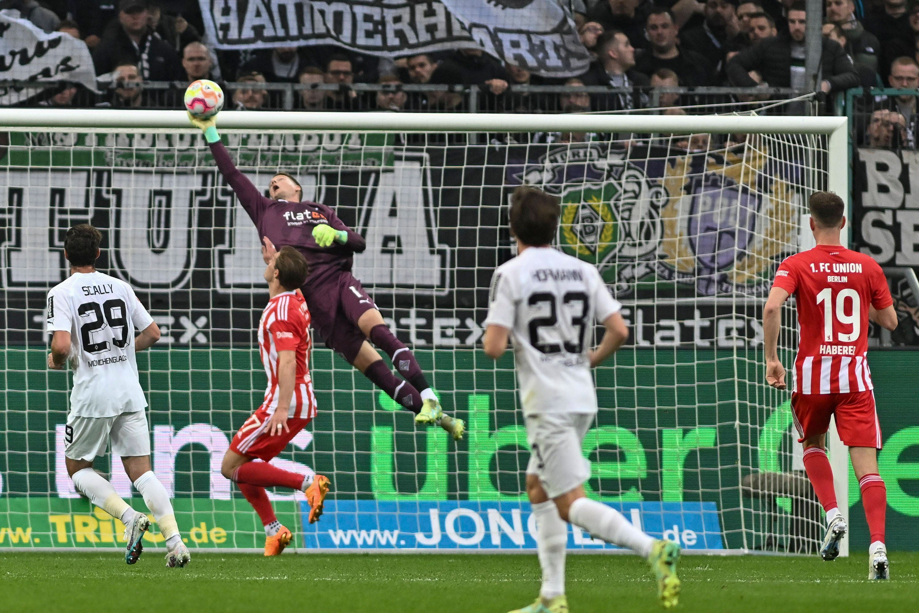 Borussia Mönchengladbach unterlag Union Berlin am Sonntag (23.April 2023) mit 0:1. Das Foto zeigt Gladbach Keeper Jonas Omlin bei einer spektakulären Parade.
