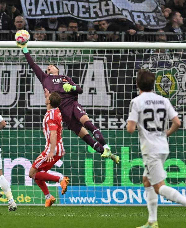 Borussia Mönchengladbach unterlag Union Berlin am Sonntag (23.April 2023) mit 0:1. Das Foto zeigt Gladbach Keeper Jonas Omlin bei einer spektakulären Parade.