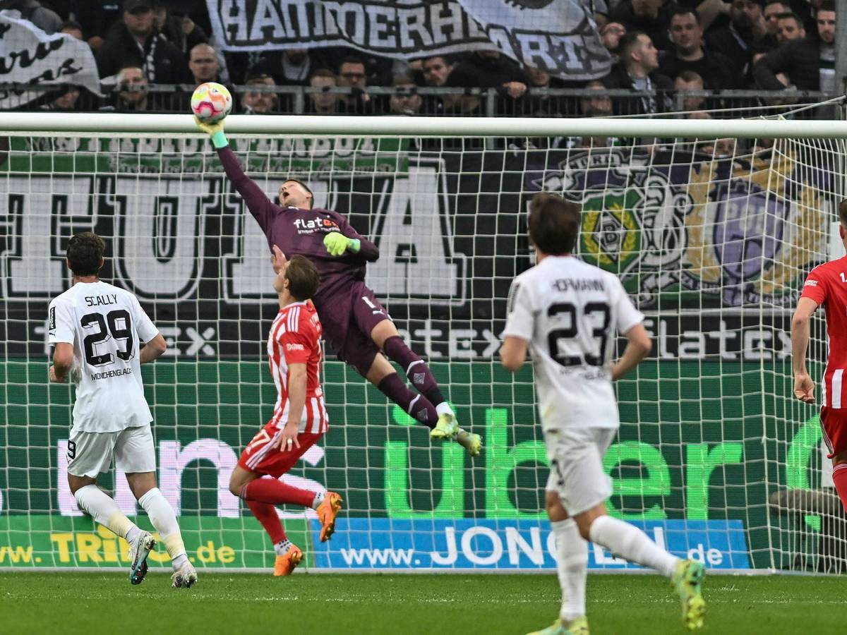 Borussia Mönchengladbach unterlag Union Berlin am Sonntag (23.April 2023) mit 0:1. Das Foto zeigt Gladbach Keeper Jonas Omlin bei einer spektakulären Parade.
