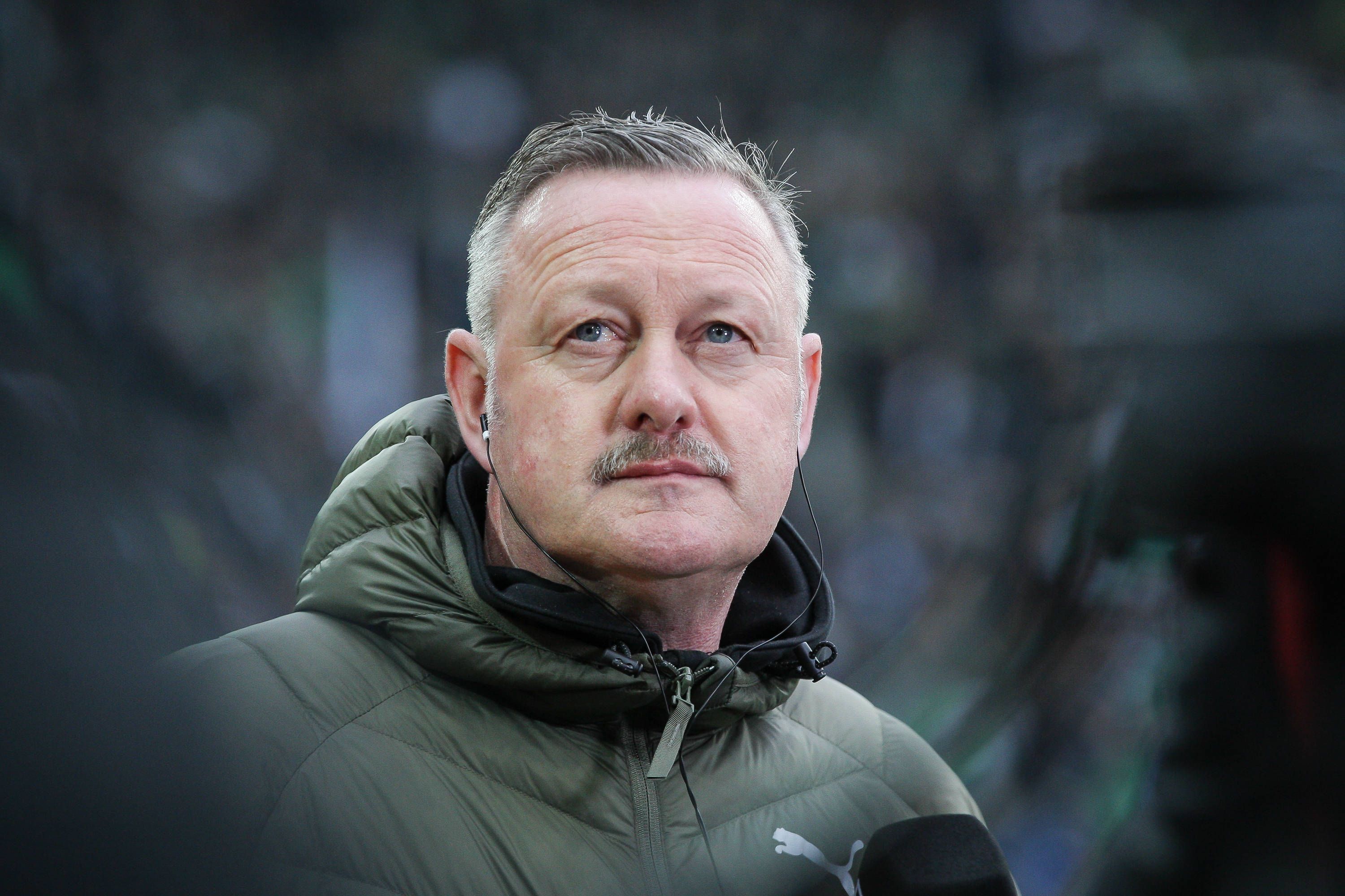 Sportdirektor Roland Virkus von Borussia Mönchengladbach im Vorfeld des Bundesliga-Spiels gegen Union Berlin am 23. April 2023 im Interview mit dem Streamingdienst DAZN.